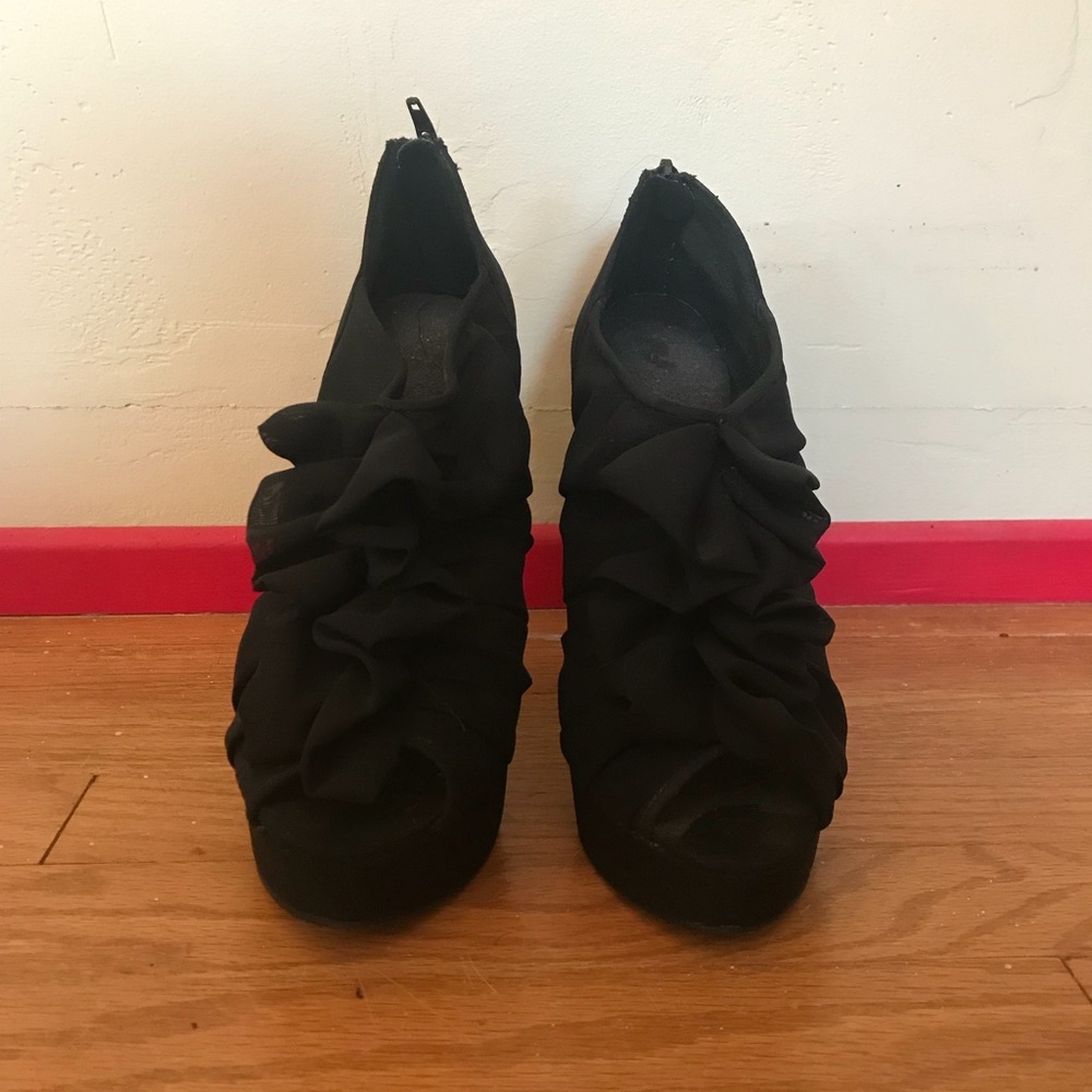 BLACK RUFFLE HEELS - Picture 2 of 5